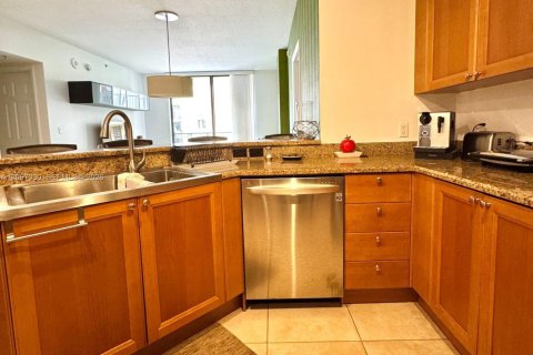Condo in Coral Gables, Florida, 2 bedrooms  № 2409461 - photo 5