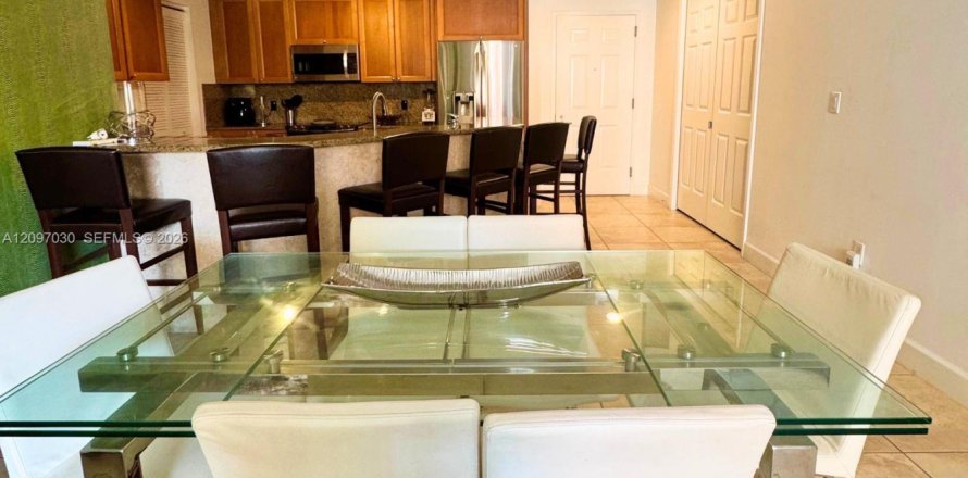 Condo in Coral Gables, Florida, 2 bedrooms  № 2409461
