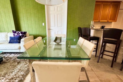 Condo in Coral Gables, Florida, 2 bedrooms  № 2409461 - photo 3