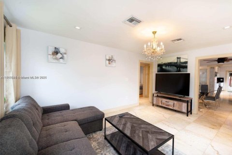 House in Hollywood, Florida 3 bedrooms, 122.82 sq.m. № 1888968 - photo 12