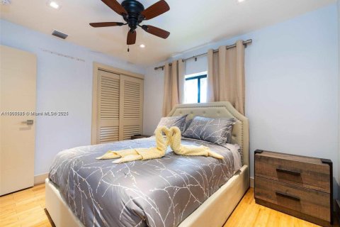 House in Hollywood, Florida 3 bedrooms, 122.82 sq.m. № 1888968 - photo 9