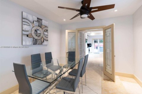 House in Hollywood, Florida 3 bedrooms, 122.82 sq.m. № 1888968 - photo 14