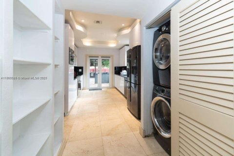 House in Hollywood, Florida 3 bedrooms, 122.82 sq.m. № 1888968 - photo 15