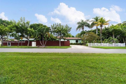House in Hollywood, Florida 3 bedrooms, 122.82 sq.m. № 1888968 - photo 21