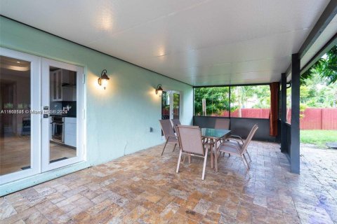 House in Hollywood, Florida 3 bedrooms, 122.82 sq.m. № 1888968 - photo 1