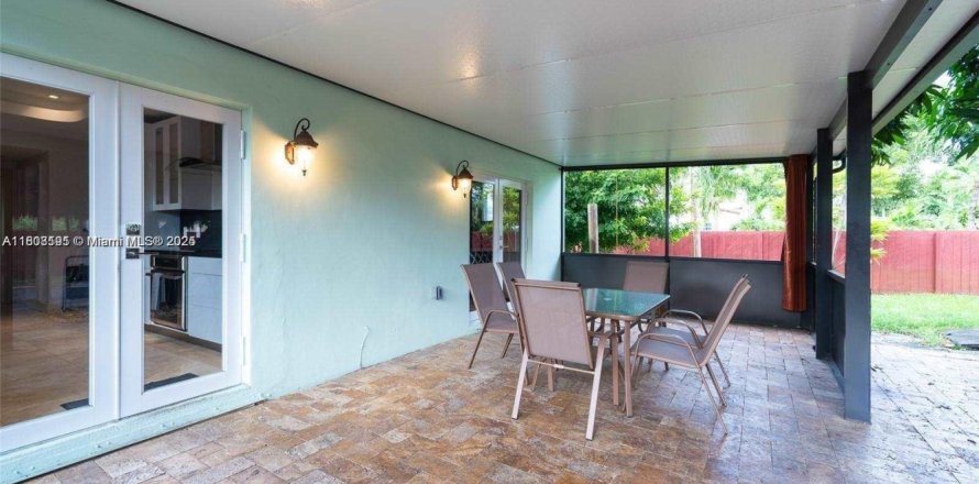 House in Hollywood, Florida 3 bedrooms, 122.82 sq.m. № 1888968