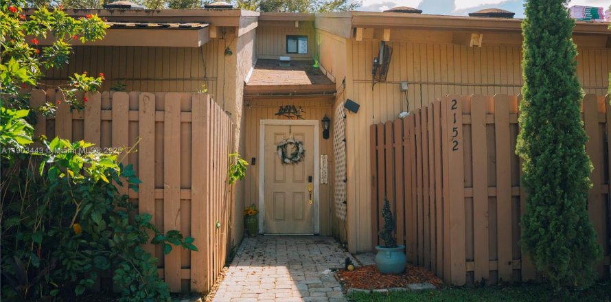 Townhouse in Davie, Florida 2 bedrooms, 114.27 sq.m. № 1954438
