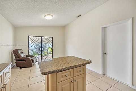House in Hialeah, Florida 3 bedrooms, 119.38 sq.m. № 1874749 - photo 7