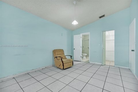 House in Hialeah, Florida 3 bedrooms, 119.38 sq.m. № 1874749 - photo 13
