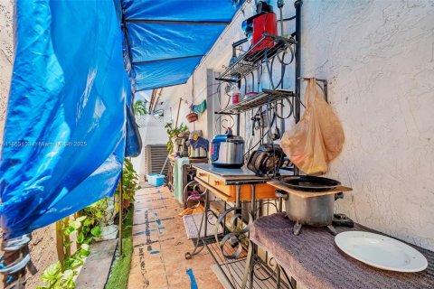 House in Hialeah, Florida 3 bedrooms, 119.38 sq.m. № 1874749 - photo 23