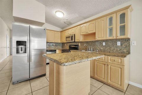 House in Hialeah, Florida 3 bedrooms, 119.38 sq.m. № 1874749 - photo 9