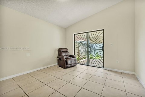House in Hialeah, Florida 3 bedrooms, 119.38 sq.m. № 1874749 - photo 6