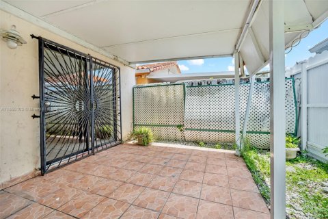 House in Hialeah, Florida 3 bedrooms, 119.38 sq.m. № 1874749 - photo 17