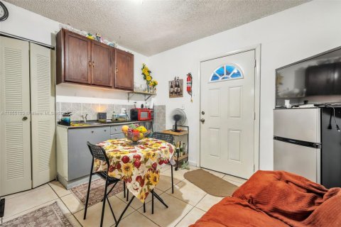 House in Hialeah, Florida 3 bedrooms, 119.38 sq.m. № 1874749 - photo 21