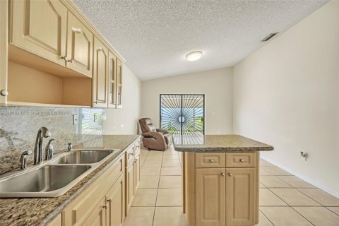 House in Hialeah, Florida 3 bedrooms, 119.38 sq.m. № 1874749 - photo 8