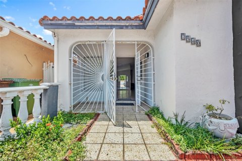House in Hialeah, Florida 3 bedrooms, 119.38 sq.m. № 1874749 - photo 1