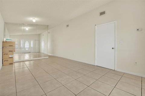 House in Hialeah, Florida 3 bedrooms, 119.38 sq.m. № 1874749 - photo 2