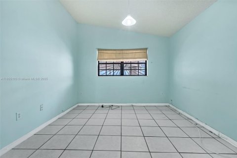 House in Hialeah, Florida 3 bedrooms, 119.38 sq.m. № 1874749 - photo 16