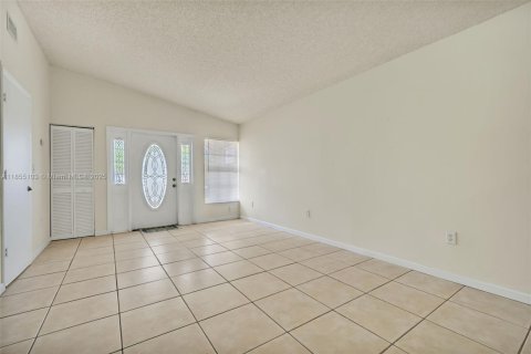 House in Hialeah, Florida 3 bedrooms, 119.38 sq.m. № 1874749 - photo 3