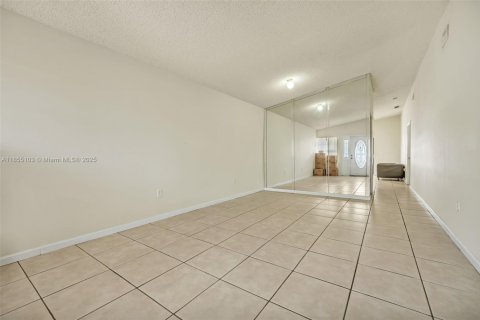 House in Hialeah, Florida 3 bedrooms, 119.38 sq.m. № 1874749 - photo 5