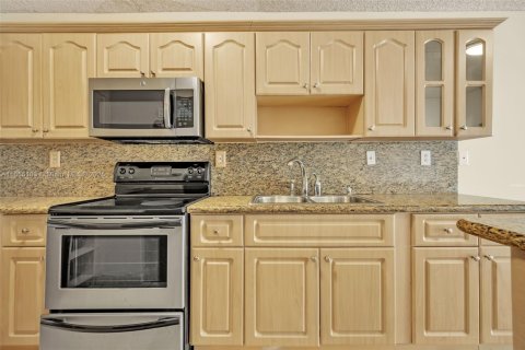 House in Hialeah, Florida 3 bedrooms, 119.38 sq.m. № 1874749 - photo 11