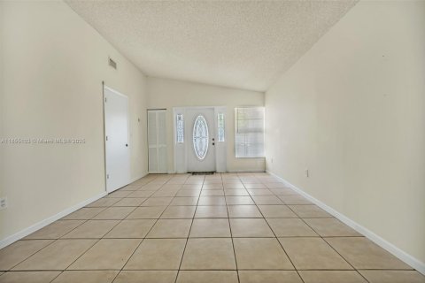 House in Hialeah, Florida 3 bedrooms, 119.38 sq.m. № 1874749 - photo 4