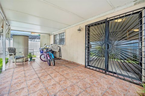 House in Hialeah, Florida 3 bedrooms, 119.38 sq.m. № 1874749 - photo 18