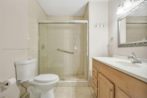 House in Hialeah, Florida 3 bedrooms, 119.38 sq.m. № 1874749 - photo 14