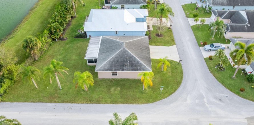 House in Fort Pierce, Florida 2 bedrooms, 105.44 sq.m. № 876353