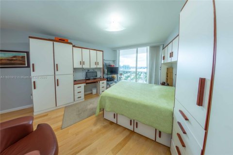 Condo in Sunny Isles Beach, Florida, 2 bedrooms  № 1809842 - photo 17