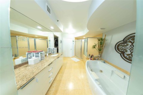 Condo in Sunny Isles Beach, Florida, 2 bedrooms  № 1809842 - photo 14