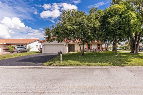 Villa ou maison à vendre à Tamarac, Floride: 2 chambres, 217.86 m2 № 2085734 - photo 2
