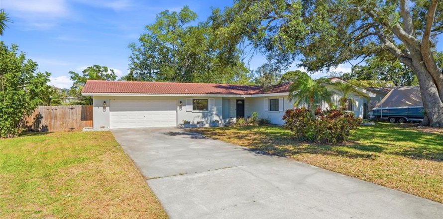 House in Clearwater, Florida 3 bedrooms, 170.01 sq.m. № 2101497