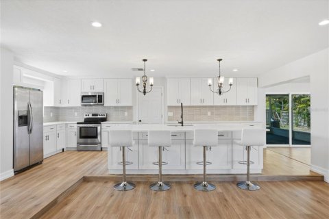 House in Clearwater, Florida 3 bedrooms, 170.01 sq.m. № 2101497 - photo 8