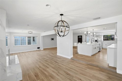 House in Clearwater, Florida 3 bedrooms, 170.01 sq.m. № 2101497 - photo 13