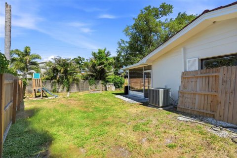 House in Clearwater, Florida 3 bedrooms, 170.01 sq.m. № 2101497 - photo 26