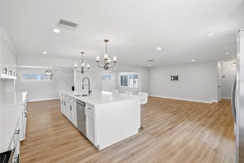 House in Clearwater, Florida 3 bedrooms, 170.01 sq.m. № 2101497 - photo 6