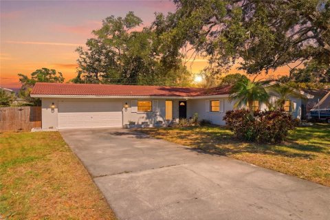 House in Clearwater, Florida 3 bedrooms, 170.01 sq.m. № 2101497 - photo 2