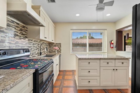 Casa en alquiler en West Miami, Florida, 3 dormitorios, 135.64 m2 № 1951968 - foto 5