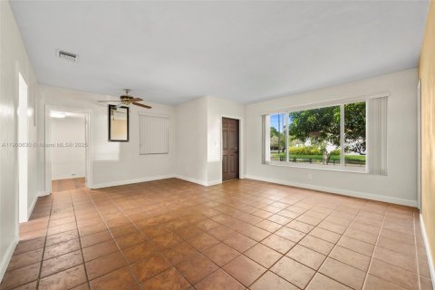 Casa en alquiler en West Miami, Florida, 3 dormitorios, 135.64 m2 № 1951968 - foto 2