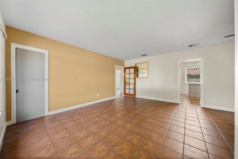 Casa en alquiler en West Miami, Florida, 3 dormitorios, 135.64 m2 № 1951968 - foto 3