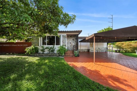 Casa en alquiler en West Miami, Florida, 3 dormitorios, 135.64 m2 № 1951968 - foto 1