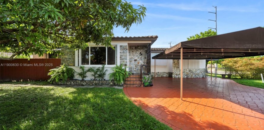 Casa en West Miami, Florida 3 dormitorios, 135.64 m2 № 1951968