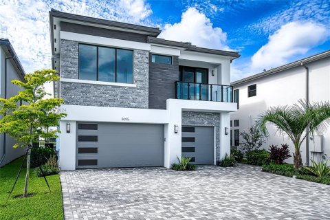 House in Boca Raton, Florida 5 bedrooms, 339.93 sq.m. № 1702984 - photo 1