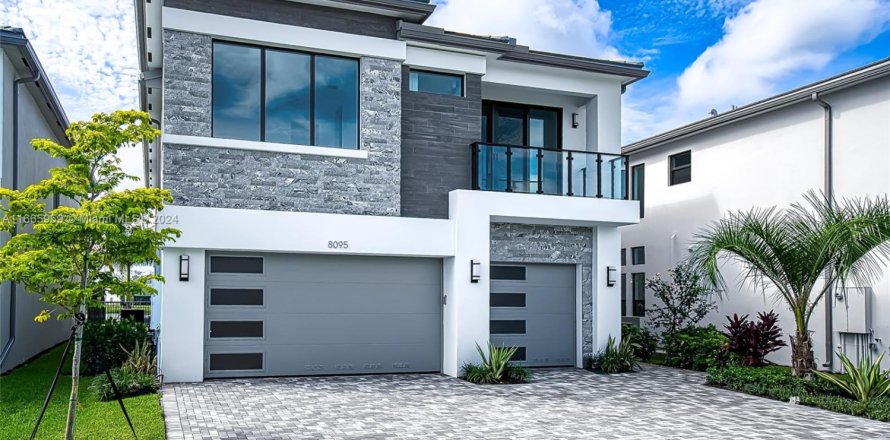House in Boca Raton, Florida 5 bedrooms, 339.93 sq.m. № 1702984