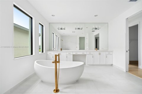 House in Boca Raton, Florida 5 bedrooms, 339.93 sq.m. № 1702984 - photo 23