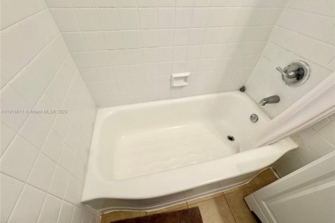 Condo in Miami Beach, Florida, 1 bedroom  № 1973267 - photo 12