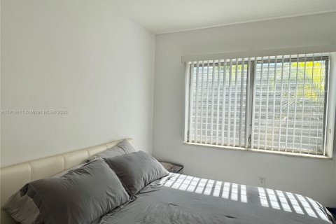 Condo in Miami Beach, Florida, 1 bedroom  № 1973267 - photo 15