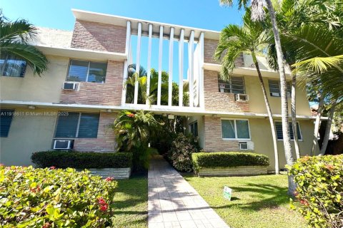 Condo in Miami Beach, Florida, 1 bedroom  № 1973267 - photo 1