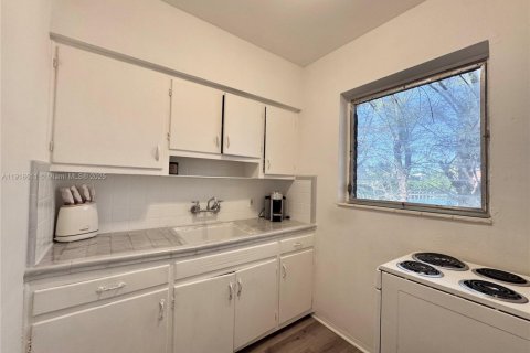 Condo in Miami Beach, Florida, 1 bedroom  № 1973267 - photo 17